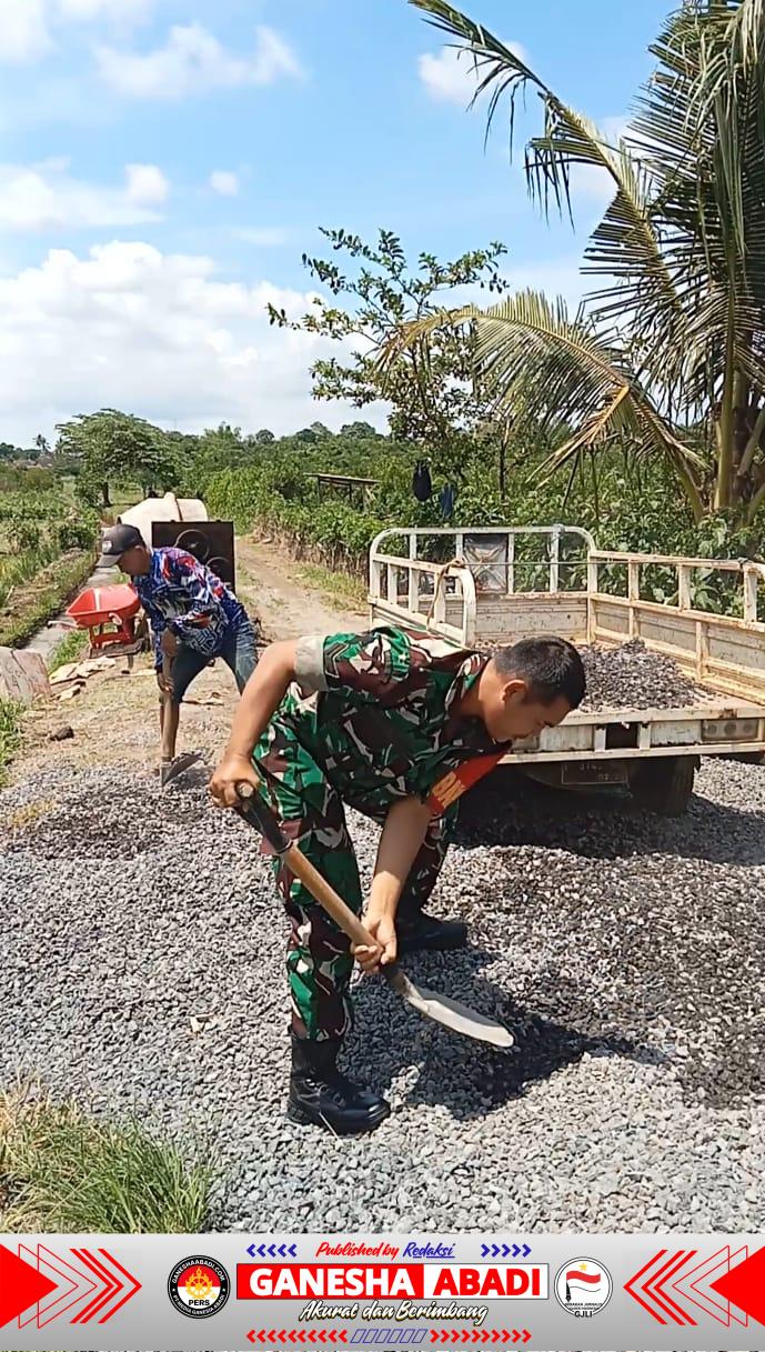 Babinsa Cluring Ajak Warga Kerja Bakti Perbaiki Jalan Rusak di Dusun Krajan