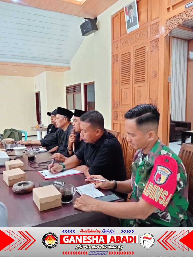 DPMD Banyuwangi Gelar Evaluasi Kinerja Pemerintah Desa Kampunganyar, Babinsa Kawal Jalannya Rapat