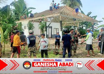 Gotong Royong Karangdoro: Babinsa dan Warga Tegalsari Satukan Tenaga Bangun Kantor Desa Mandiri Produktif