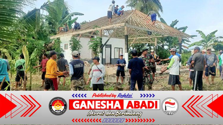 Gotong Royong Karangdoro: Babinsa dan Warga Tegalsari Satukan Tenaga Bangun Kantor Desa Mandiri Produktif