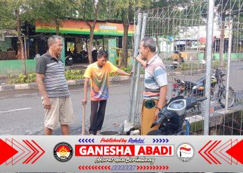 Warga RW 01 Rungkut Tengah Bergotong Royong Menambal Jalan Berlubang