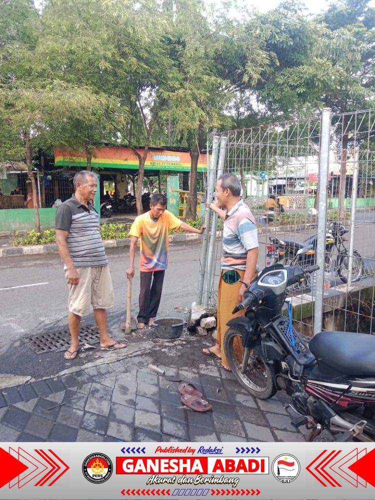 Warga RW 01 Rungkut Tengah Bergotong Royong Menambal Jalan Berlubang
