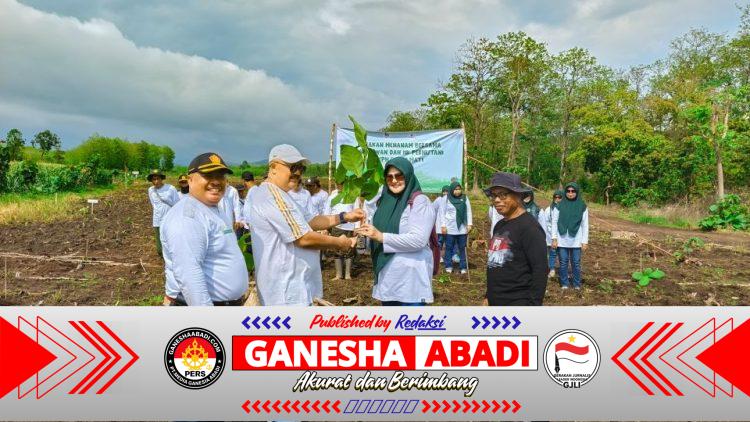 Perhutani Gandeng Babinsa dan Mahasiswa KKN Tanam Ribuan Bibit Jati di Banyuwangi Utara