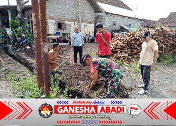Karya Bakti Babinsa Karangrejo: Warga Bersatu Bersihkan Saluran Air Cegah Banjir