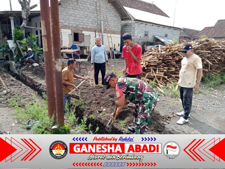 Karya Bakti Babinsa Karangrejo: Warga Bersatu Bersihkan Saluran Air Cegah Banjir