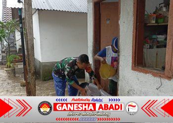 Babinsa Kalibaru Kulon Pimpin Penanganan Genangan Air Akibat Hujan Ekstrem