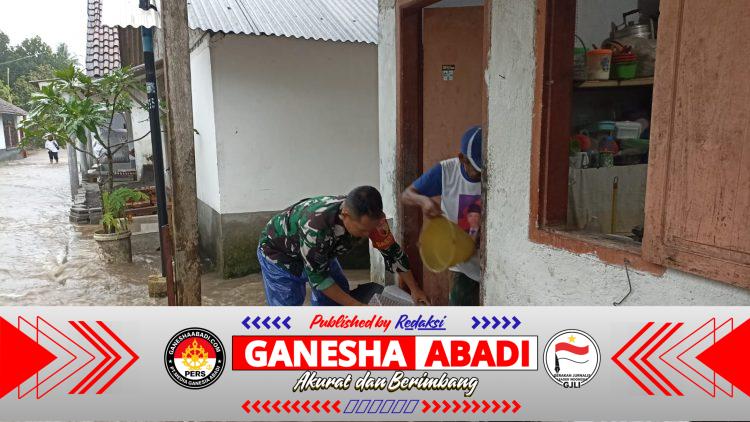Babinsa Kalibaru Kulon Pimpin Penanganan Genangan Air Akibat Hujan Ekstrem