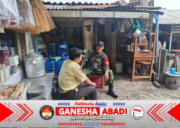 Jalin Komunikasi Babinsa Danukusuman Sambangi Security Pasar Harjodaksino