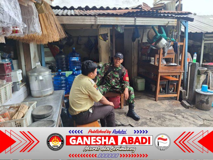 Jalin Komunikasi Babinsa Danukusuman Sambangi Security Pasar Harjodaksino