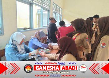 Babinsa Dampingi Skrining Kesehatan Siswa SMK I Selo, Wujud Sinergi TNI dan Tenaga Medis Jaga Generasi Sehat