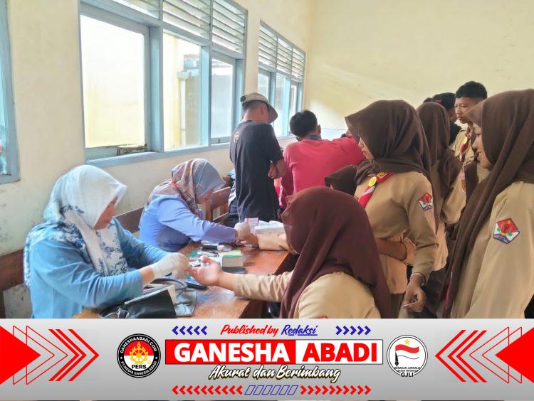 Babinsa Dampingi Skrining Kesehatan Siswa SMK I Selo, Wujud Sinergi TNI dan Tenaga Medis Jaga Generasi Sehat