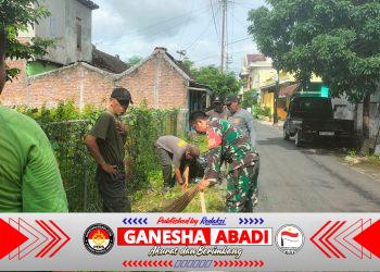 Ciptakan Lingkungan yang Bersih, Babinsa Kemlayan Bersama Saberling Kerja Bakti