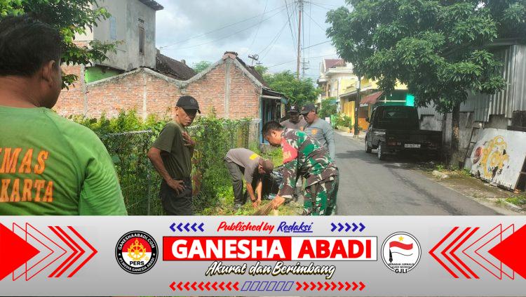 Ciptakan Lingkungan yang Bersih, Babinsa Kemlayan Bersama Saberling Kerja Bakti