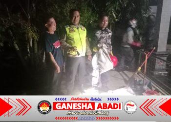 Tawon Vespa Membahayakan Warga Kedungpring, Polsek Kemranjen Polresta Banyumas Bersama Damkar Bergerak Cepat