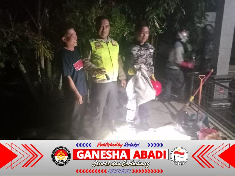 Tawon Vespa Membahayakan Warga Kedungpring, Polsek Kemranjen Polresta Banyumas Bersama Damkar Bergerak Cepat