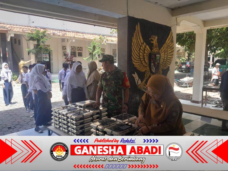 Babinsa Joyotakan Terjun Langsung, Pendistribusian Program Makanan Bergizi Gratis (MBG)