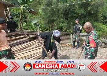 Bantu Ringankan Beban, Babinsa Koramil Tembagapura Bantu Perbaiki Rumah Warga