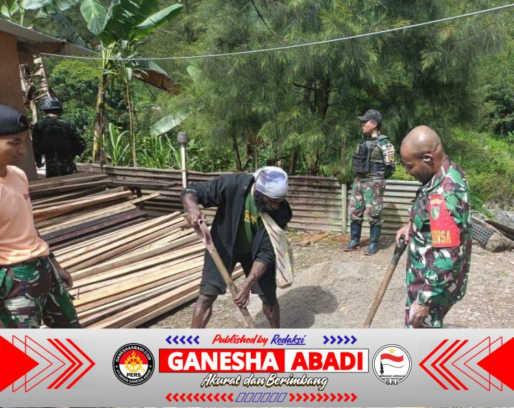 Bantu Ringankan Beban, Babinsa Koramil Tembagapura Bantu Perbaiki Rumah Warga