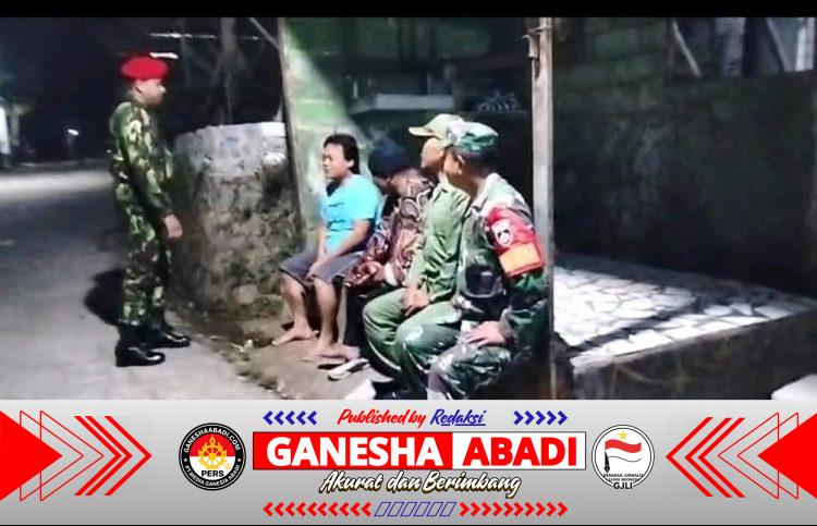 Patroli Siskamling di Bade, Babinsa dan Warga Bersinergi Jaga Kamtibmas Malam Hari