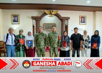 Panglima TNI Dampingi Presiden RI Tinjau Posko Pengungsian dan Dapur Lapangan di Padang Pariaman