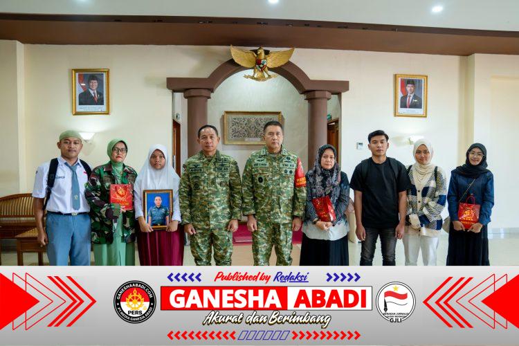 Panglima TNI Dampingi Presiden RI Tinjau Posko Pengungsian dan Dapur Lapangan di Padang Pariaman