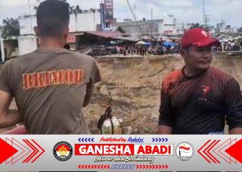 Brimob Aceh Pasang Tali Sling pada Jembatan Putus dan Geser Speed Boat untuk Mendukung Mobilitas Warga di Bireuen