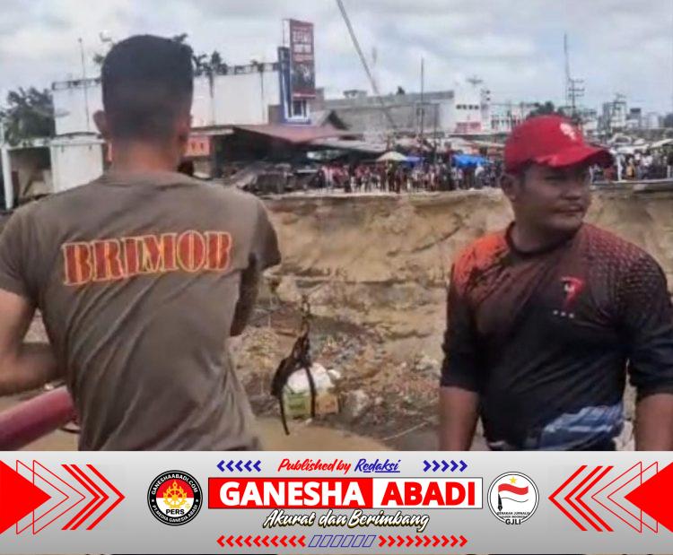 Brimob Aceh Pasang Tali Sling pada Jembatan Putus dan Geser Speed Boat untuk Mendukung Mobilitas Warga di Bireuen