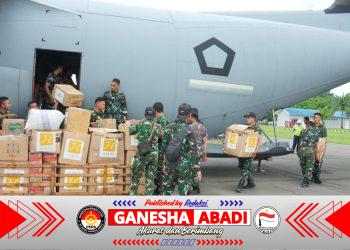 TNI Salurkan Logistik ke Wilayah Terisolasi dengan Metode  Airdrop