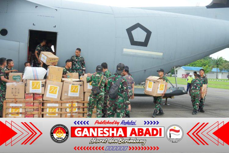 TNI Salurkan Logistik ke Wilayah Terisolasi dengan Metode Airdrop