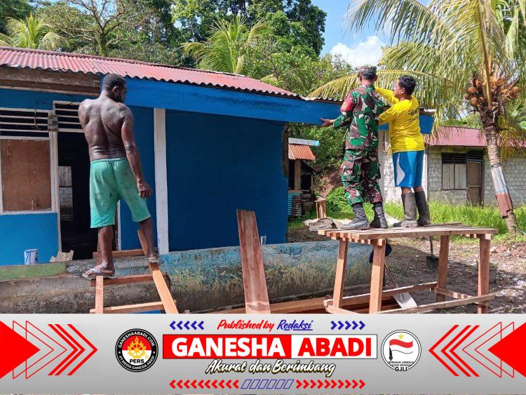 Babinsa Mapurujaya Gelar Komsos dan Bantu Warga Bangun Rumah di Kampung Hiripau