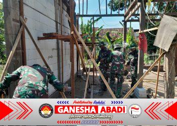 Babinsa Tetap Berkomitmen Selalu Hadir Bantu Bangun Rumah Warga yang Membutuhkan