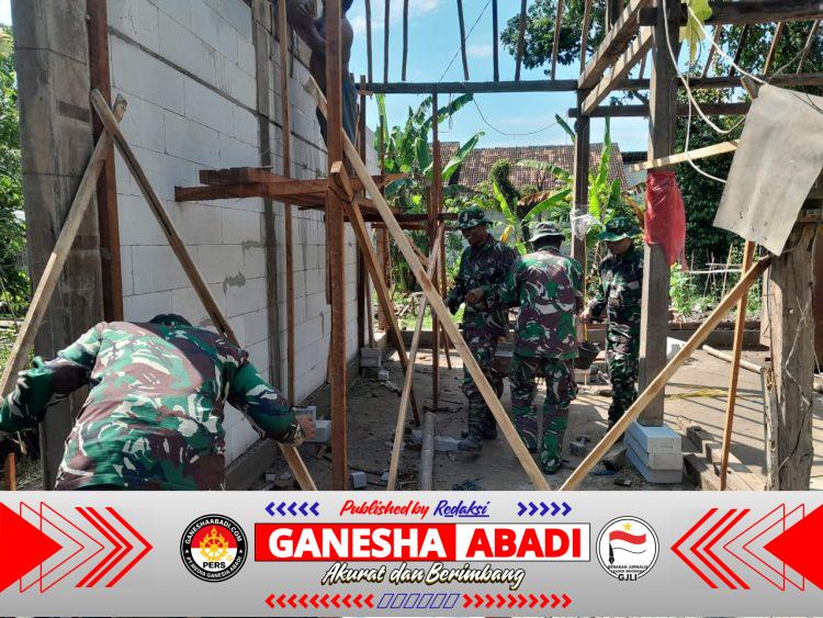 Babinsa Tetap Berkomitmen Selalu Hadir Bantu Bangun Rumah Warga yang Membutuhkan