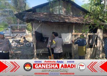POLSEK BABUSSALAM LAKUKAN PEMBERSIHAN RUMAH WARGA TERDAMPAK BANJIR