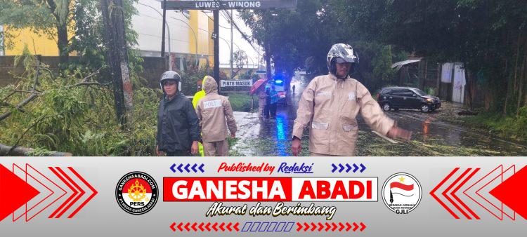 Babinsa, Bhabinkamtibmas dan BPBD Sigap Evakuasi Pohon Tumbang di Jalan Boyolali–Jatinom