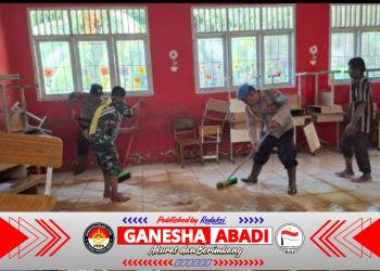 Personel Polsek dan Posramil Babul Makmur Turun Tangan Bersihkan Sekolah Terdampak Banjir