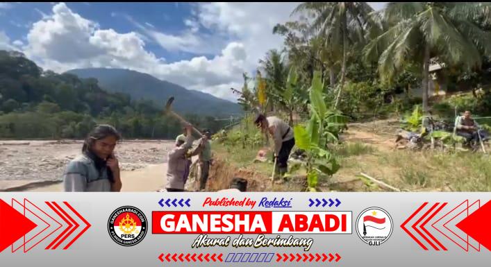 Personel Polsek dan Posramil Babul Makmur Turun Tangan Bersihkan Sekolah Terdampak Banjir