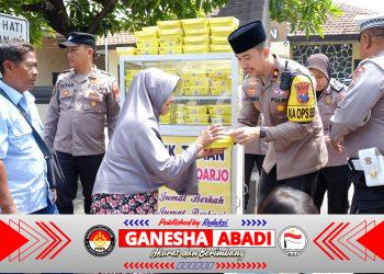Polsek Taman Gelar Jumat Berkah, 100 Kotak Makanan Dibagikan kepada Warga Sidoarjo