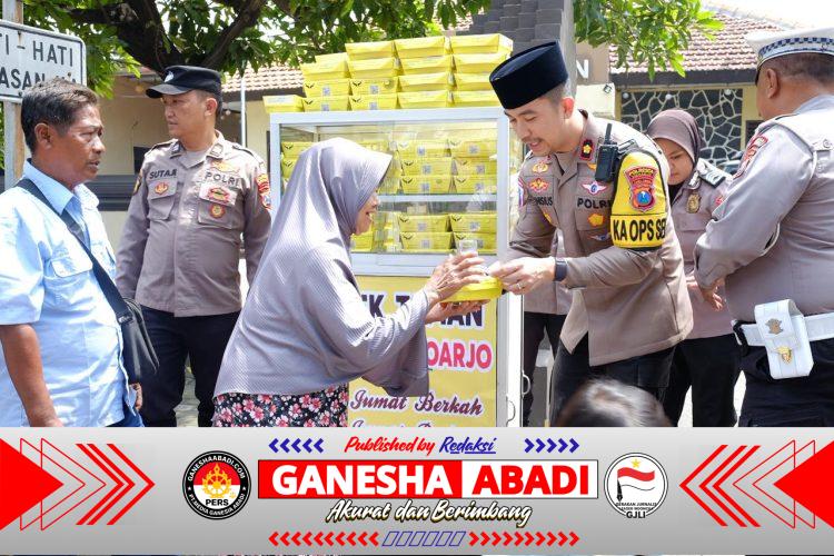 Polsek Taman Gelar Jumat Berkah, 100 Kotak Makanan Dibagikan kepada Warga Sidoarjo