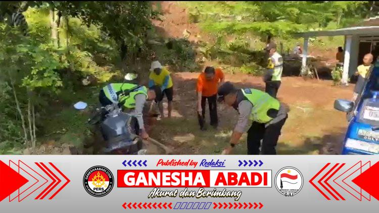 PASCA LONGSOR, POLSEK SAMBIREJO BERSAMA TIM GABUNGAN TURUN TANGAN BANTU PEMULIHAN DI EMPAT LOKASI TERDAMPAK