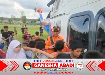 Helikopter Polri Bawa Bantuan ke Aceh Tamiang, Kru Luangkan Waktu Temani Anak-Anak di Tengah Darurat