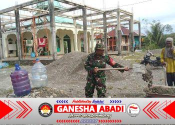 Babinsa Koramil 1710-07 Mapurujaya dan Warga Gelar Kerja Bakti Bangun Masjid Nurul Hikmah di Mimika Timur