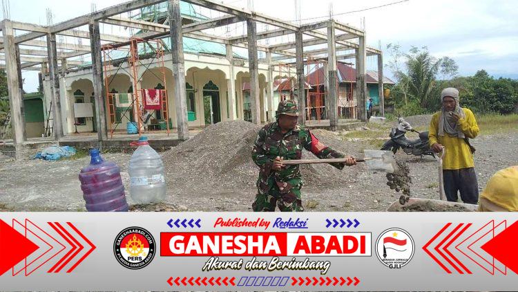 Babinsa Koramil 1710-07 Mapurujaya dan Warga Gelar Kerja Bakti Bangun Masjid Nurul Hikmah di Mimika Timur