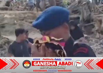 Aksi Heroik Brimob Gendong Bayi Seberangi Jembatan Nyaris Roboh di Tapanuli Selatan