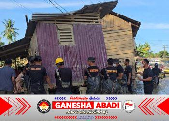 Bahu Membahu, Brimob Pindahkan Rumah Terseret Banjir yang Melintang di Jalan Nasional Tamiang–Langsa