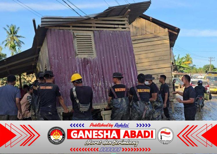 Bahu Membahu, Brimob Pindahkan Rumah Terseret Banjir yang Melintang di Jalan Nasional Tamiang–Langsa