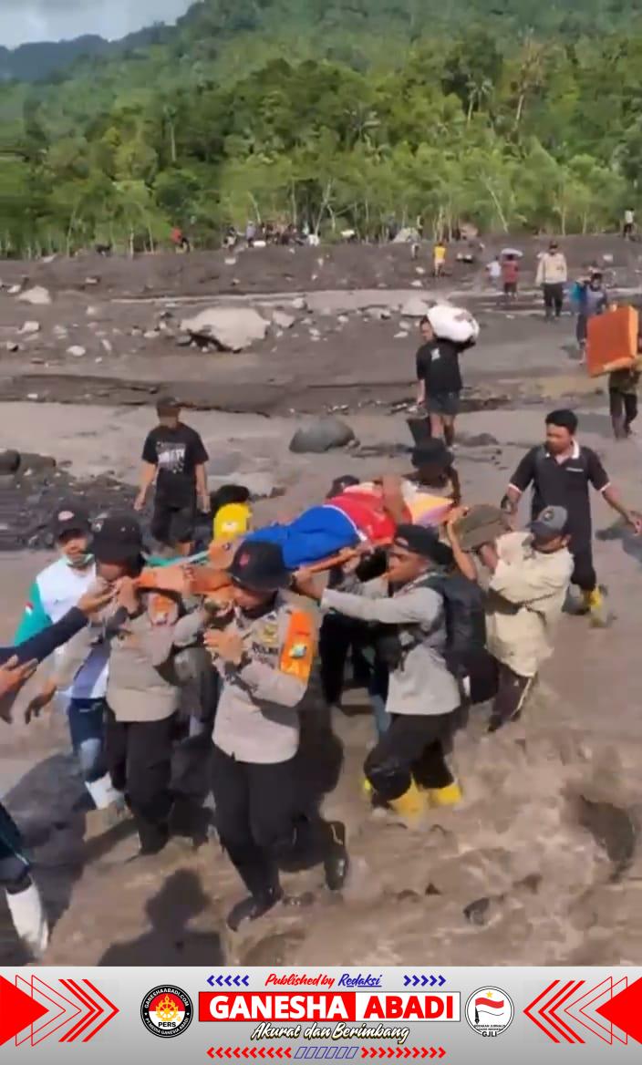 Polri Bergerak Cepat Evakuasi Warga Terdampak Banjir Lahar Dingin Semeru di Candipuro, Lumajang