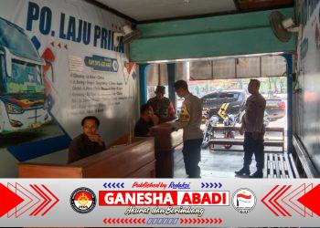 Babinsa dan Bhabinkamtibmas Susuri Keramaian Antisipasi Tindak Kriminal