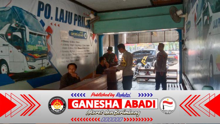 Babinsa dan Bhabinkamtibmas Susuri Keramaian Antisipasi Tindak Kriminal