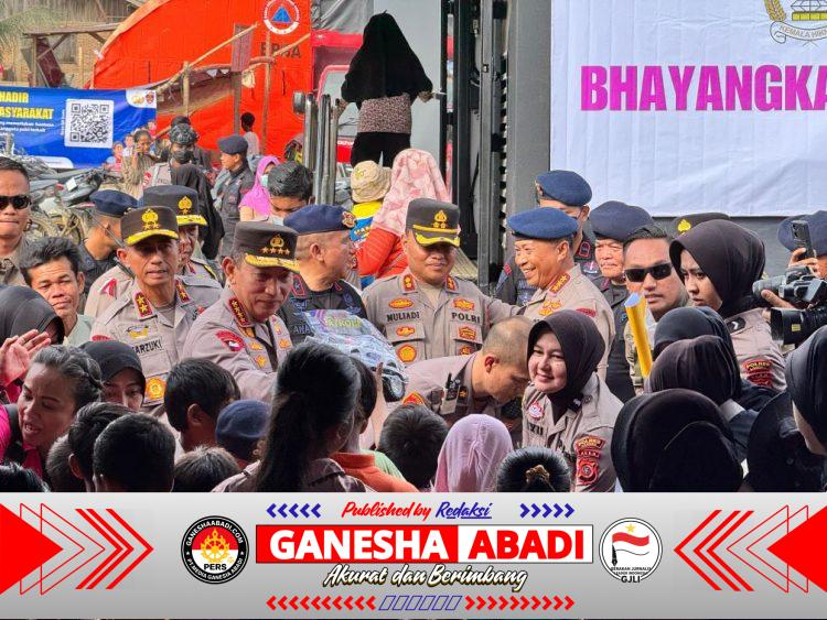 Kapolri Tinjau Pengungsian Aceh Tamiang, Salurkan Bantuan Besar-Besaran — Publik Soroti Efektivitas Penanganan Bencana