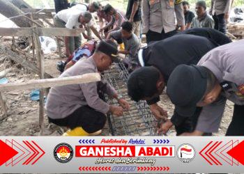 Personel Polres Aceh Tenggara Bersama Brimob dan Masyarakat Rakit Besi Jembatan Gantung